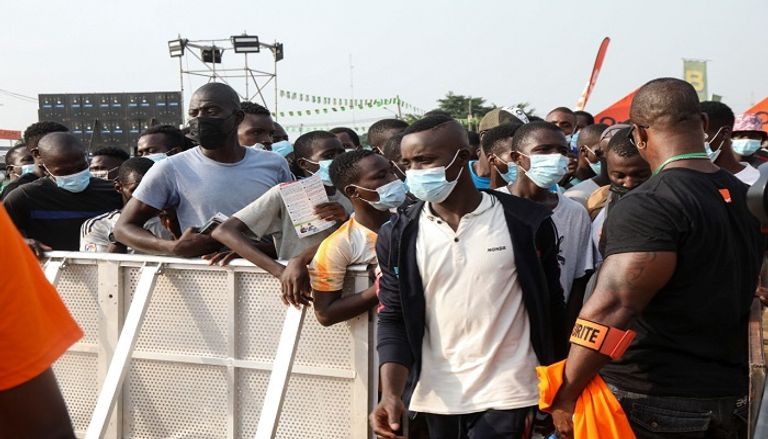 سلطات كوت ديفوار تلزم المشجعين بارتداء الكمامات