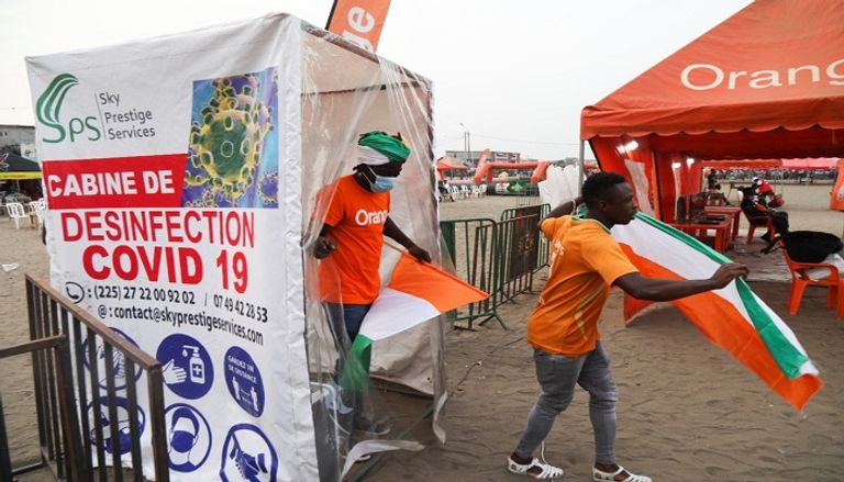 سلطات كوت ديفوار تلزم المشجعين بارتداء الكمامات