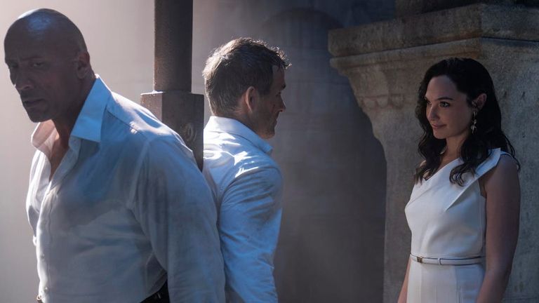 مشهد من فيلم "ملحوظة حمراء" على نتفليكس