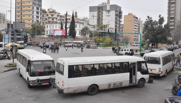 اقفال طرق بالحافلات العمومية في بيروت.