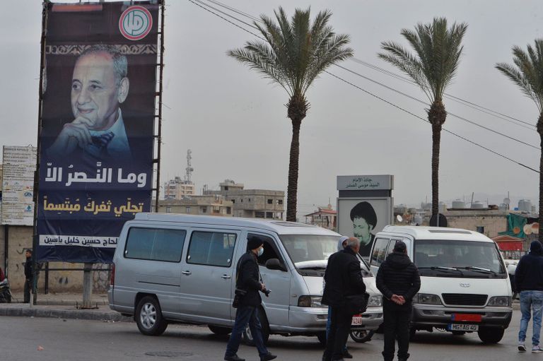 إقفال طرق بالحافلات العمومية في بيروت