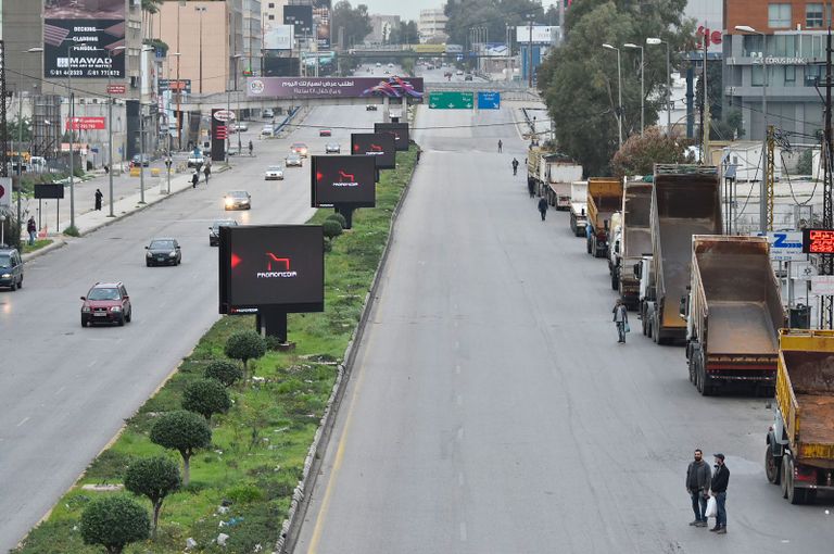 إقفال طرق بالحافلات العمومية في بيروت