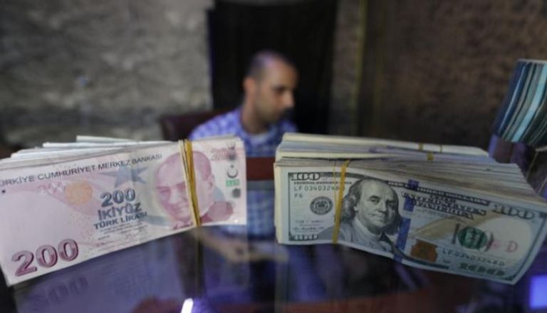 الليرة التركية تتراجع أمام الدولار 