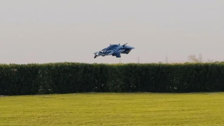 السيارة الطائرة في أثناء تحليقها بعيدا عن الأرض