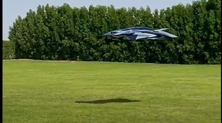 السيارة الطائرة في أثناء تحليقها بعيدا عن الأرض