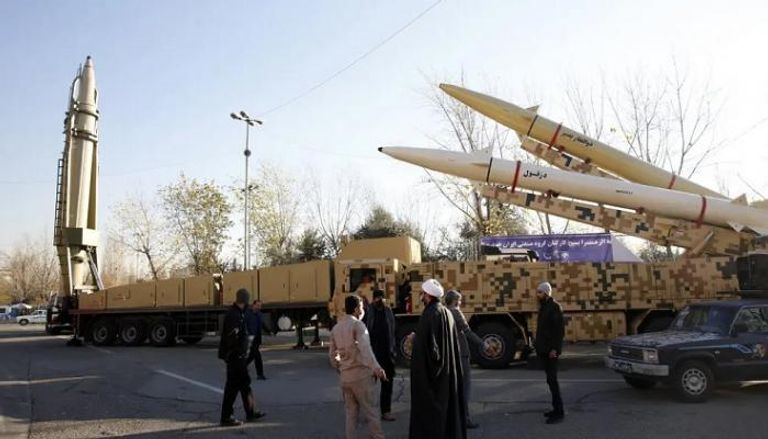 مسؤولون إيرانيون يقفون قرب صواريخ - نيويورك تايمز