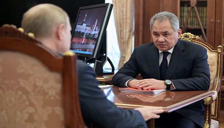  الرئيس الروسي يلتقي وزير دفاعه بموسكو