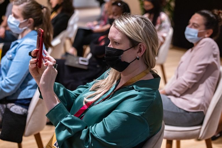 جانب من الجلسة النقاشية بجناح المرأة