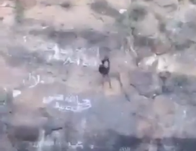 المغامر اليمني مهيب الصديق يتدلى فوق فوهة البركان