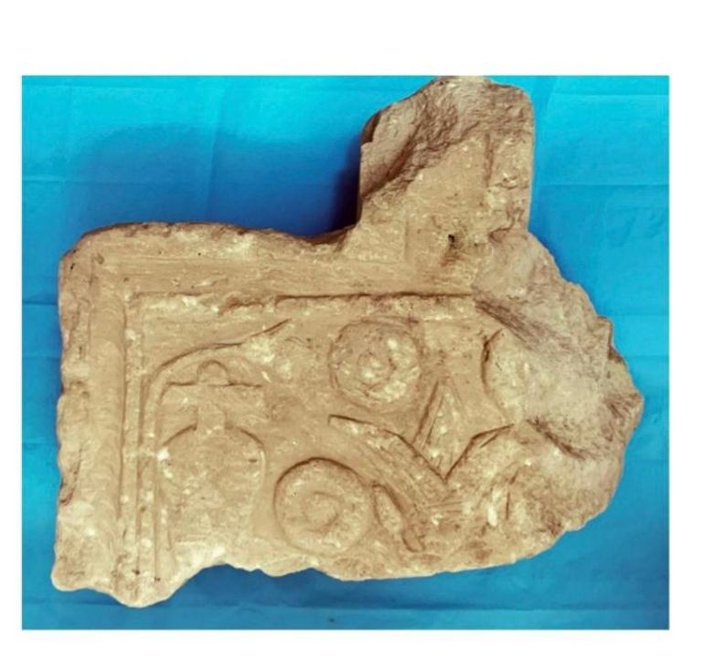 رأس تمثال ضمن الآثار المكتشفة في المقبرة