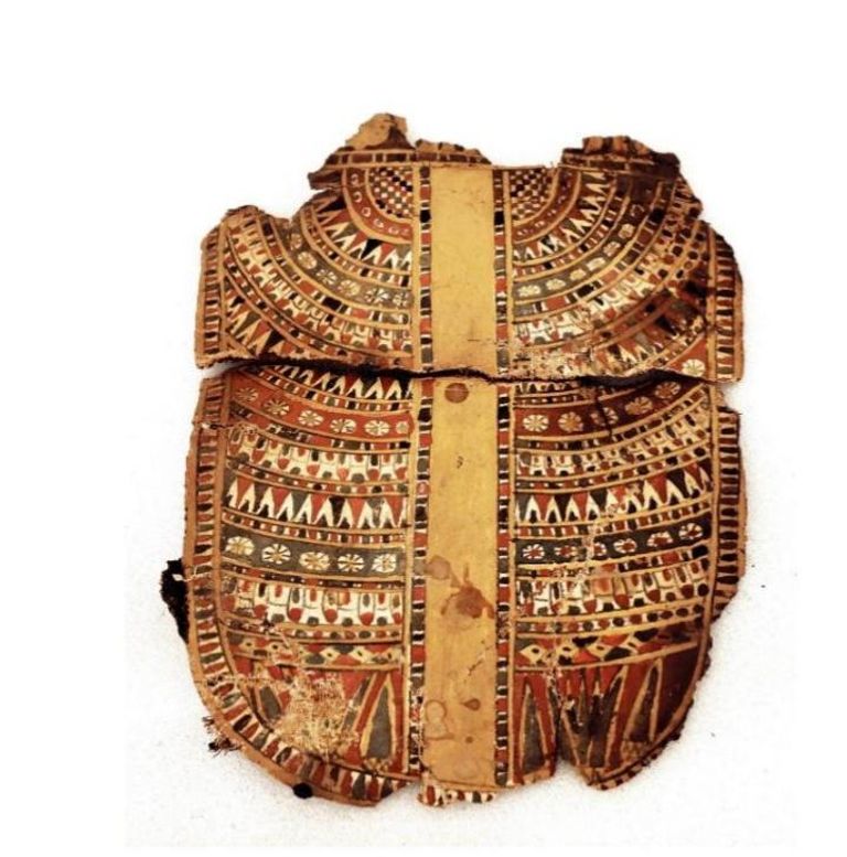 رأس تمثال ضمن الآثار المكتشفة في المقبرة