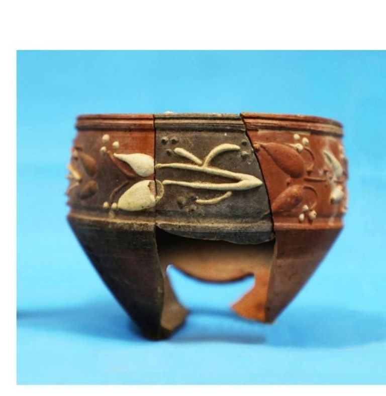 رأس تمثال ضمن الآثار المكتشفة في المقبرة