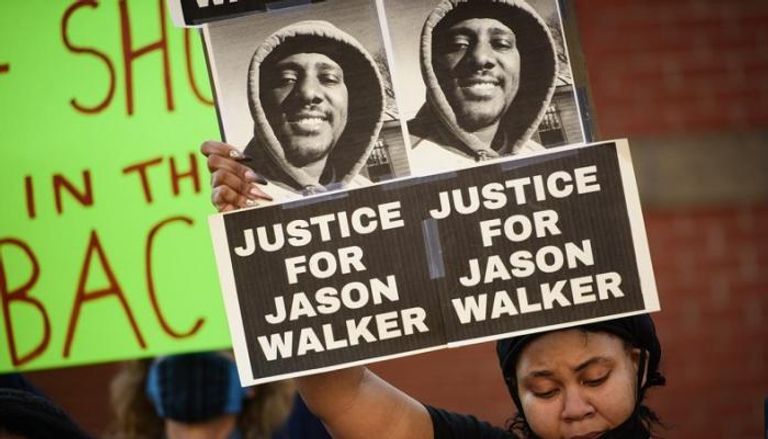 أقارب الضحية جيسن وولكر في احتجاجات تنشد العدالة