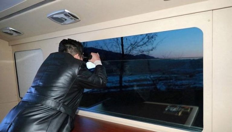 زعيم كوريا الشمالية كيم جونغ أون يتابع التجربة الأخيرة