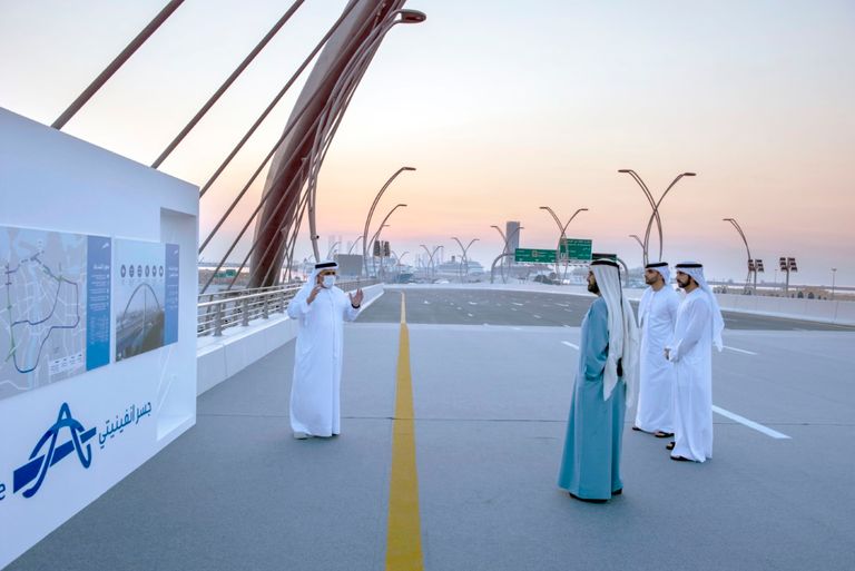 الشيخ محمد بن راشد آل مكتوم يتفقّد جسر إنفينيتي