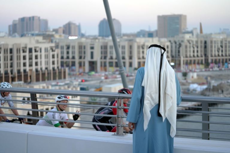 الشيخ محمد بن راشد آل مكتوم يتفقّد جسر إنفينيتي