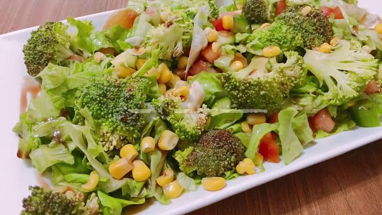 سلطة البروكلي وصفات نباتية سهلة للرجيم