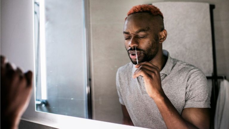 متحور أوميكرون أكثر قابلية للانتقال من باقي سلالات فيروس كورونا