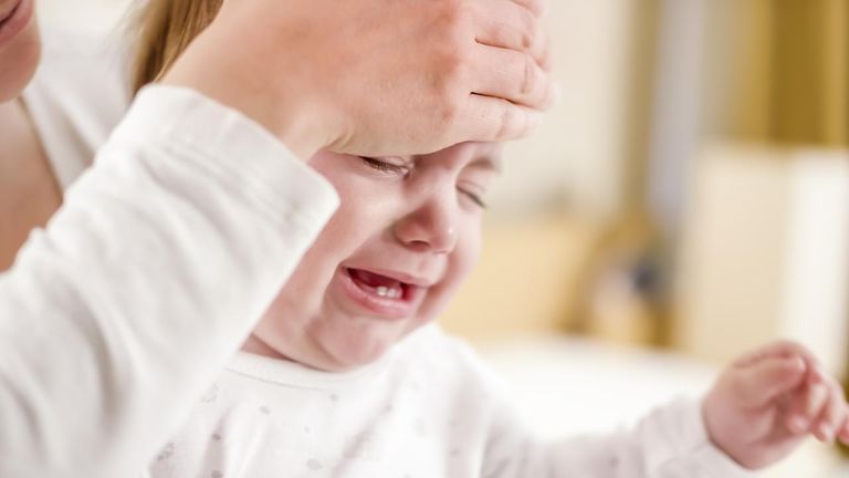 الحمى الخفيفة من الأعراض الشائعة لأوميكرون لدى الأطفال- أرشيفية