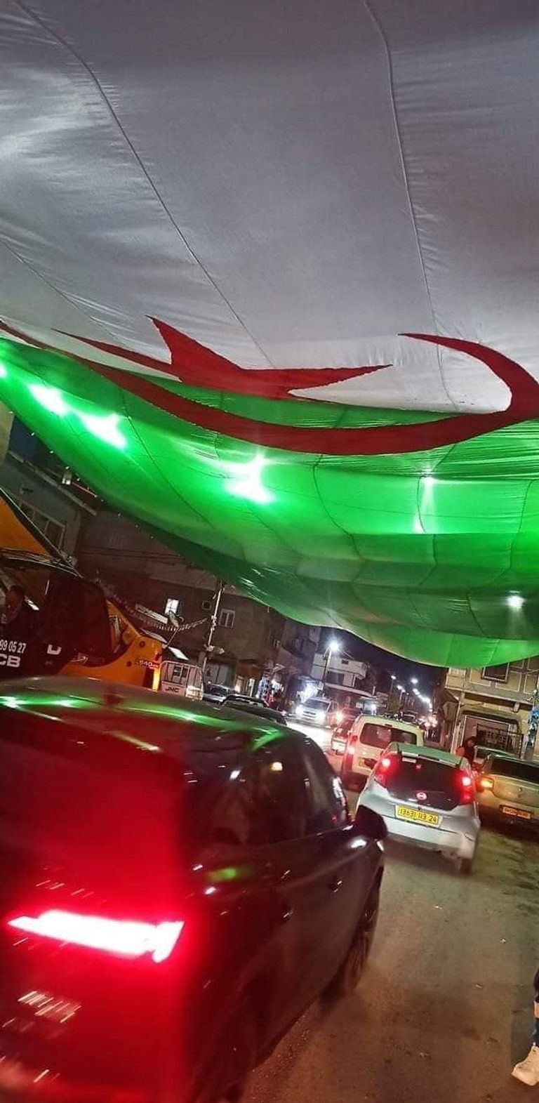 أكبر علم جزائري لتشجيع محاربي الصحراء في كان الكاميرون