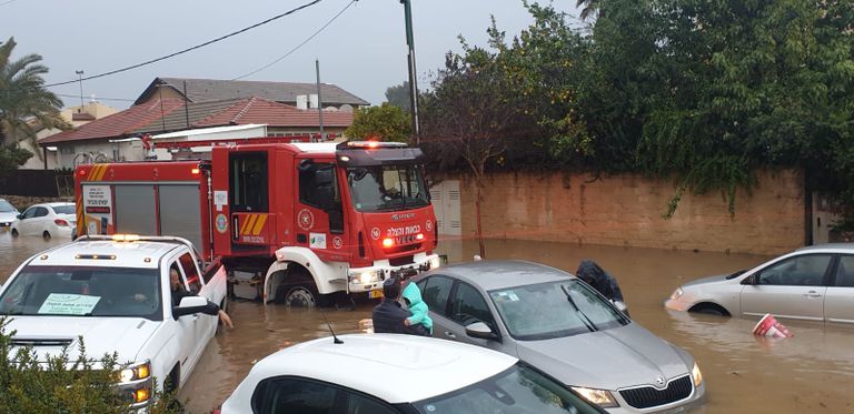 المياه تغمر الطرق ببعض ضواحي تل أبيب