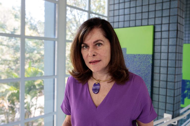 مايانا زاتز، عالمة الأحياء الجزيئية وعالمة الوراثة في مكتبها بجامعة ساو باولو. تايلاندي أندرادي (يمين) لم تصب بكوفيد-19 رغم إصابة زوجها