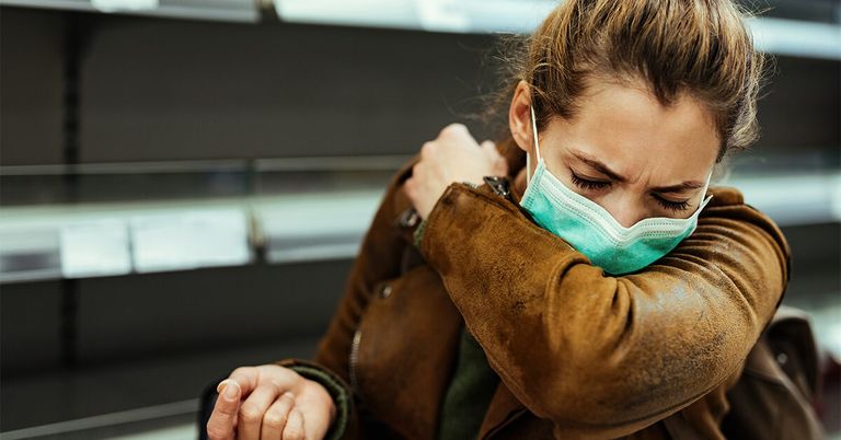 القطرات المنبعثة عند السعال يمكن أن تصل إلى 3 أمتار