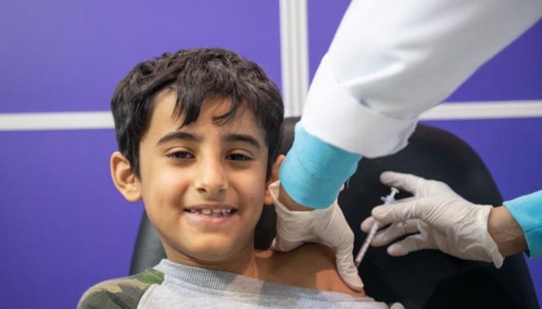 طفل سعودي يتلقى لقاح كورونا