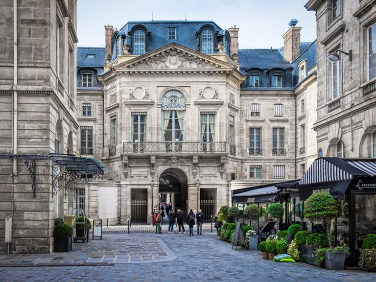 Place de Valois  مسرح Emily in Paris في فرنسا