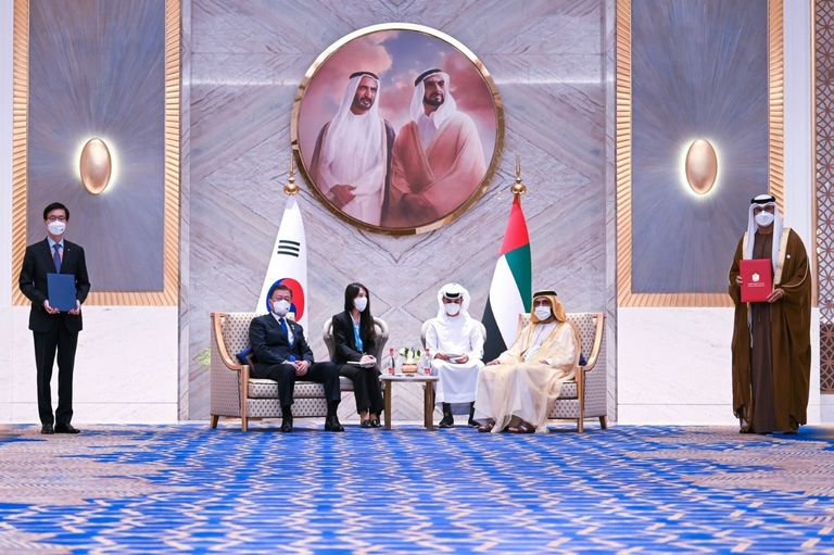 الشيخ محمد بن راشد آل مكتوم أثناء استقباله الرئيس الكوري الجنوبي الإمارات وكوريا الجنوبية.. شراكة اقتصادية تتطور بشكل متسارع