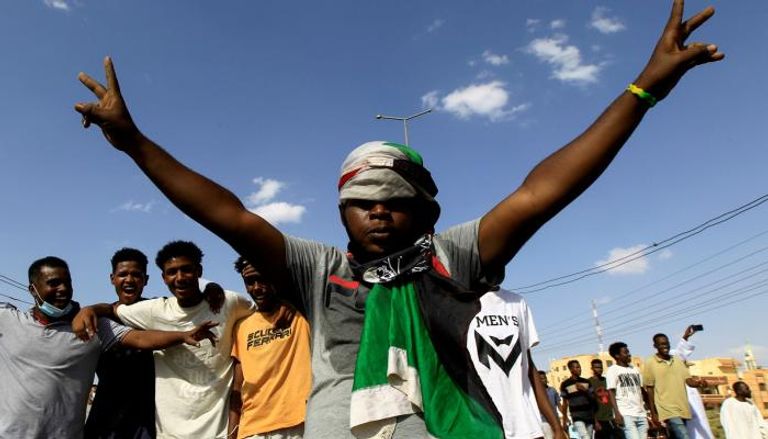 سودانيون خلال إحدى المظاهرات - أرشيفية