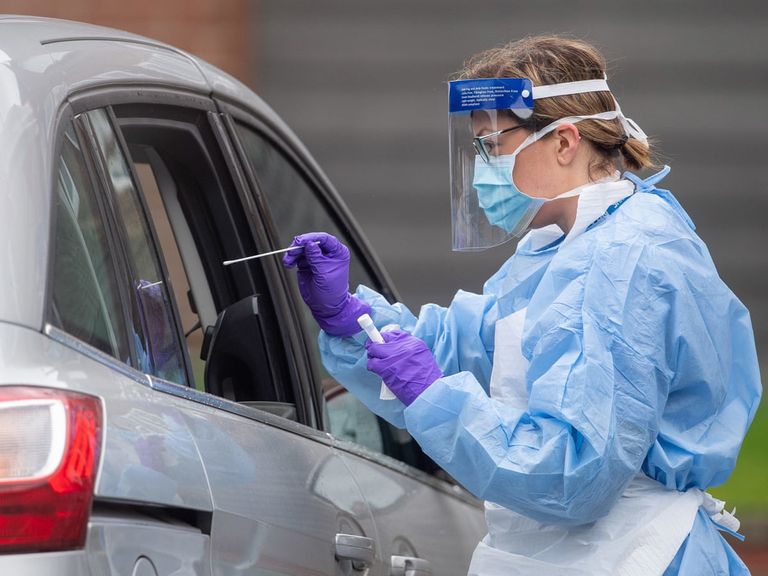 فحص كورونا من السيارة في بريطانيا- أرشيفية 