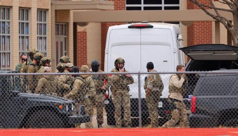 قوة عسكرية حاصرت مسلحا داخل كنيس بتكساس