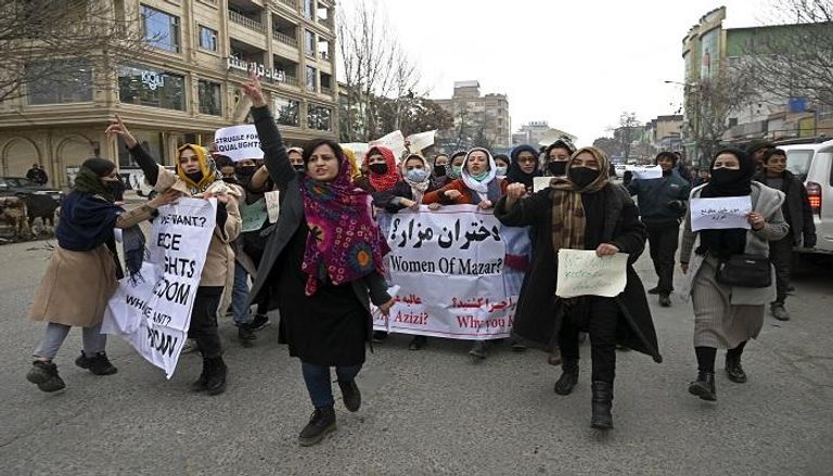  نحو 20 امرأة خرجنَ ضد حركة طالبان أمام جامعة كابول