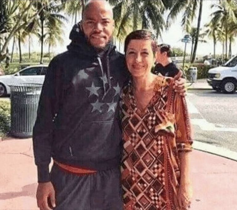 رايس مبولحي حارس منتخب الجزائر مع والدته