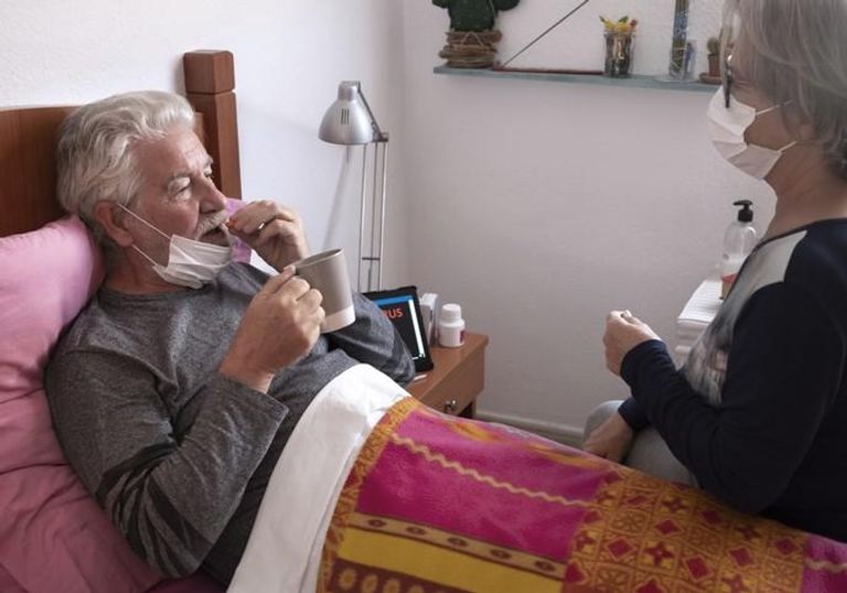 أعراض كوفيد -19 قد تشمل مشاكل في الحركة لدى كبار السن