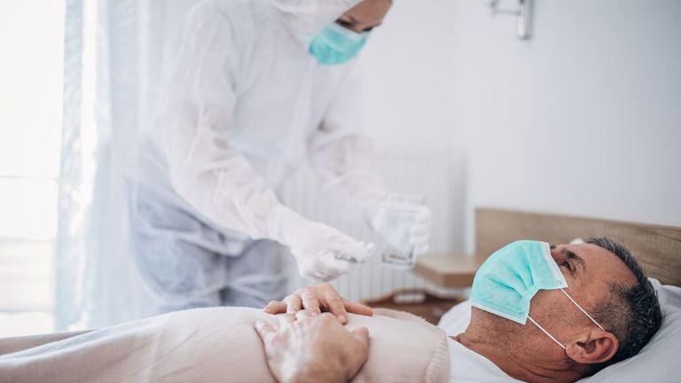 أعراض كوفيد -19 قد تشمل مشاكل في الحركة لدى كبار السن