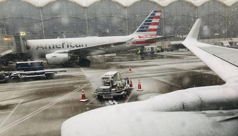 العواصف الثلجية تعطل الطيران الأمريكي