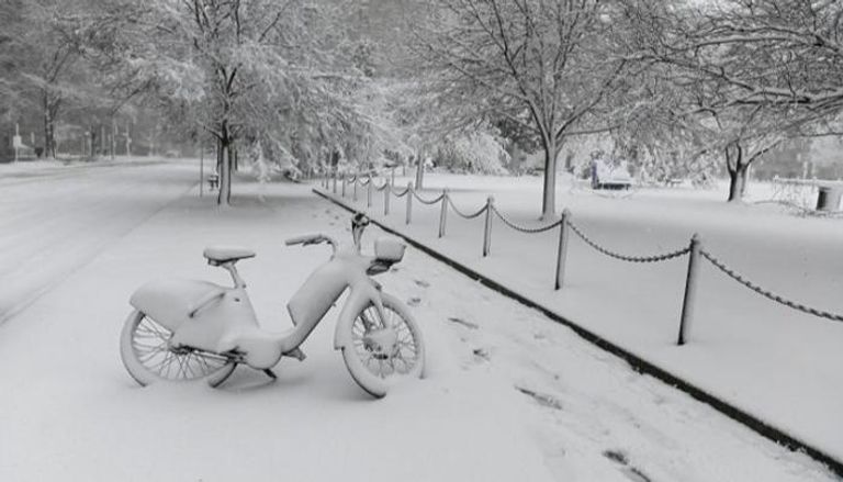 العواصف الثلجية تعطل الطيران الأمريكي