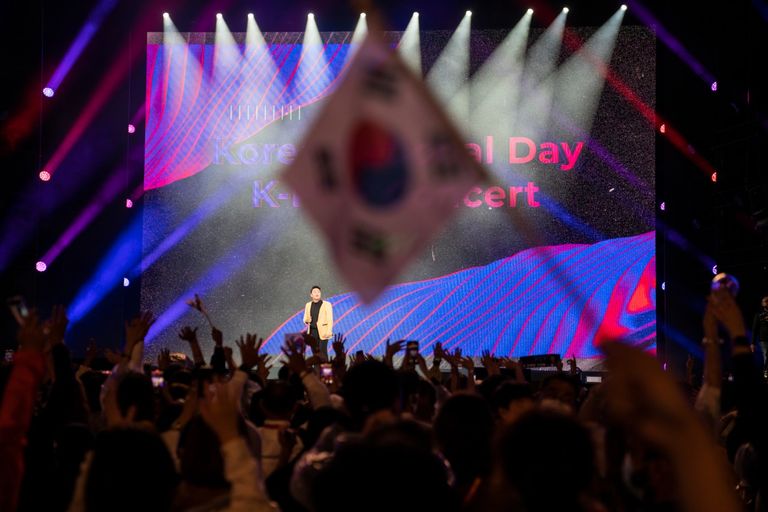 العروض أشعلت حماس الجمهور تحت قطرات المطر