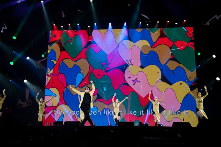 العروض أشعلت حماس الجمهور تحت قطرات المطر