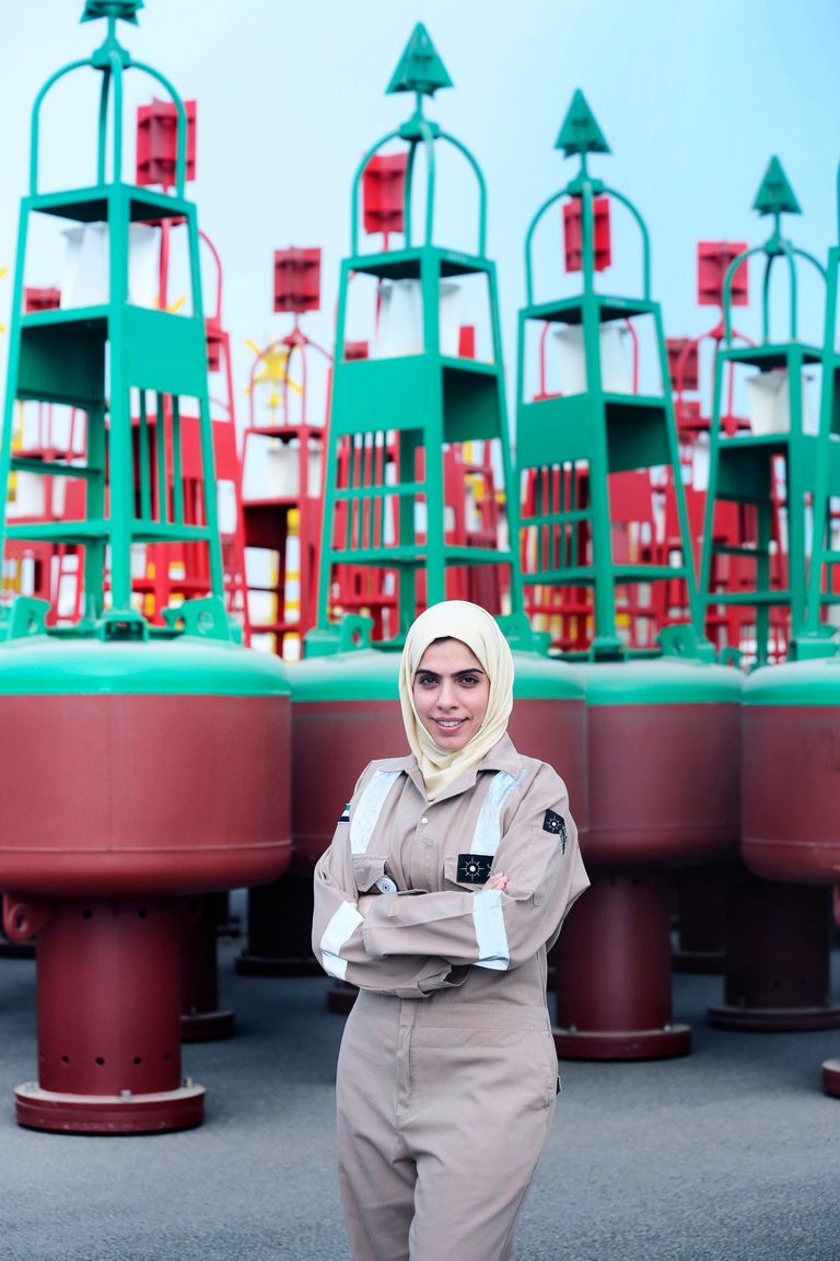 سحر راستي أول قبطانة سفن إماراتية