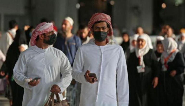 شاب يرتدي كمامة للوقاية من فيروس كورونا في السعودية
