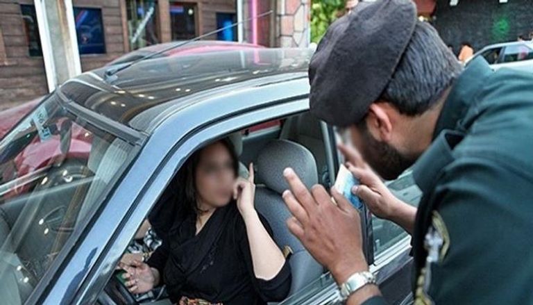 عقوبة عدم ارتداء الحجاب تصل للسجن في إيران