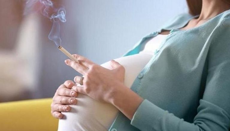 التدخين أثناء الحمل يضر بصحة الأم والجنين