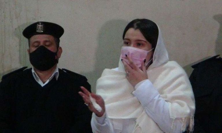 حنين حسام تنهار خلال الجلسة