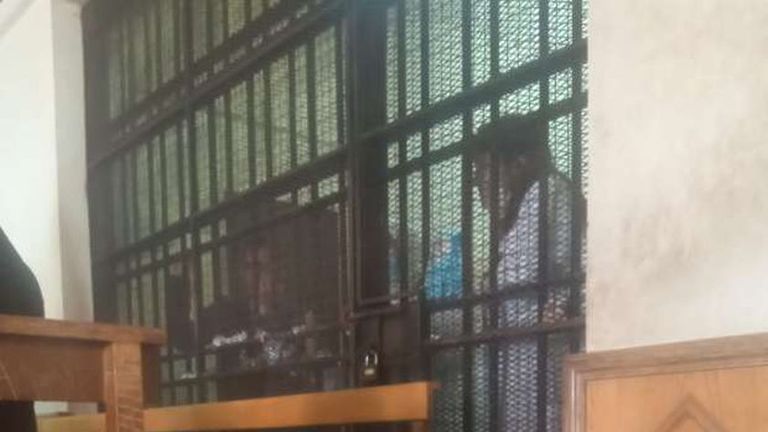 حنين حسام تنهار خلال الجلسة