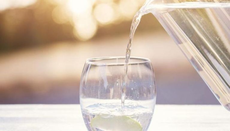 شرب الماء على معدة فارغة من العادات الصحية الشائعة