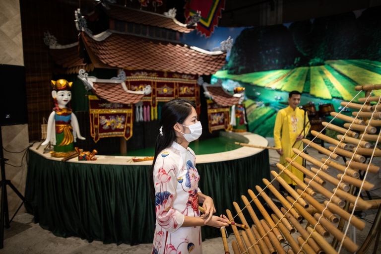 جانب من العرض الفني الفيتنامي في إكسبو دبي