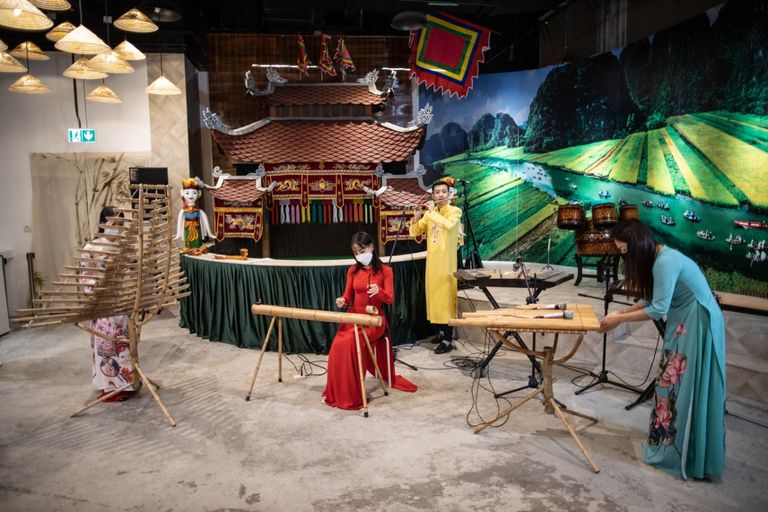 جانب من العرض الفني الفيتنامي في إكسبو دبي